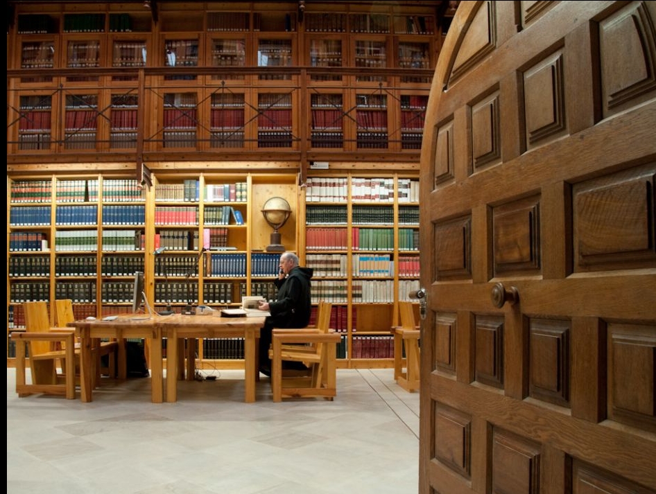 interior biblioteca abadía santo domingo de silos